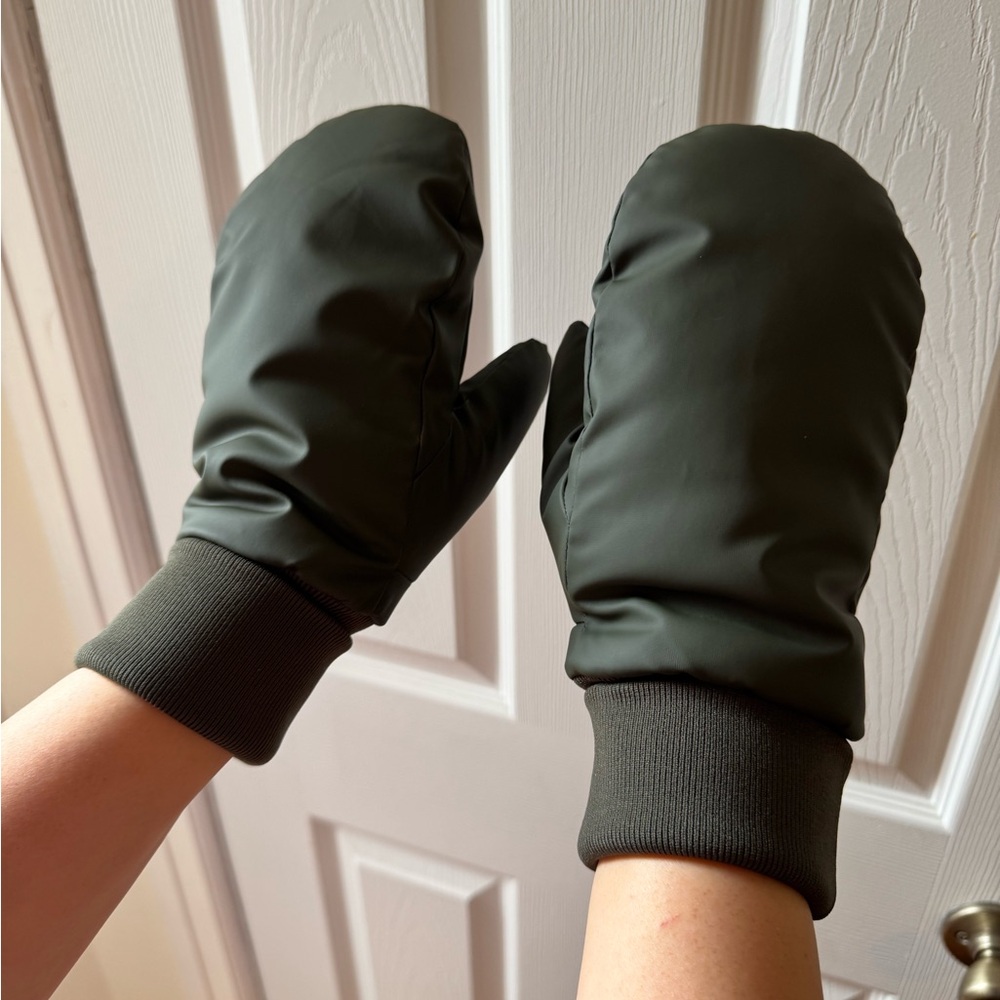 RAINS Alta Puffer Mittens in Green - Picture 2 of 9